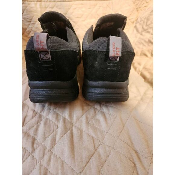 Skechers 13  relaxed fit memory foam Suede slip on, black on black - Picture 8 of 9